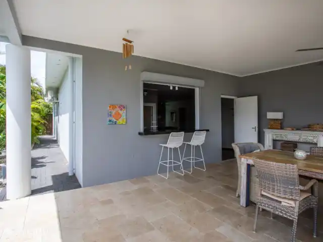 Patio avec espace de passage et porte donnant sur la cuisine